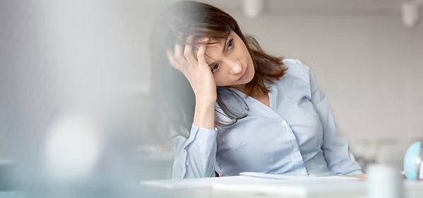 Persona con estrés laboral