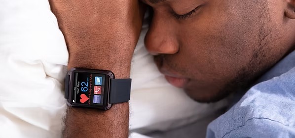 Persona durmiendo con reloj inteligente